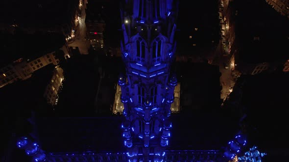 Brussel's Grand Place Town Hall spire illuminated for concert alt