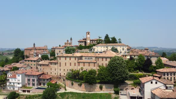 Neive Town in Langhe Monferrato, Piemonte alt