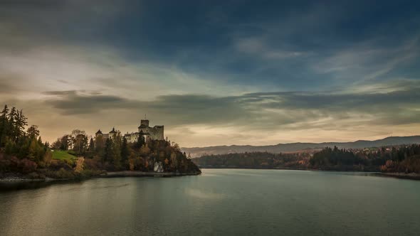 Niedzica castle by lake in autumn at sunset, Poland, Timelapse alt