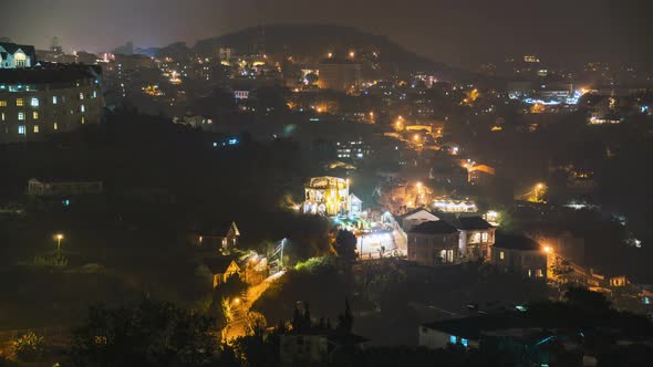 4K Timelapse City Night in Misty Fog - Da Lat, Viet Nam alt