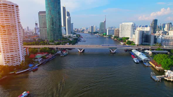 4K UHD : Aerial view over the Chao Phraya River and Buildings of Bangkok alt
