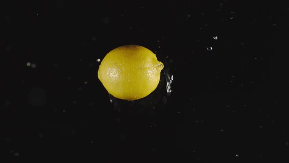 Lemon Falls In A Water, Splashing