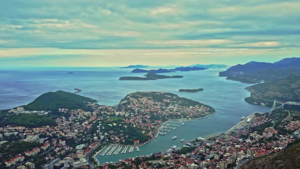 Landscape shot of Dubrovnik city and harbour with the Elaphiti Islands, Croatia alt