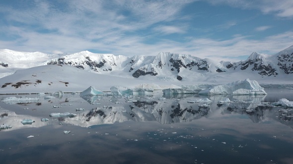 Icebergs are reflected in the water. Antarctic Nature. Majestic winter landscape. alt