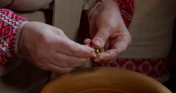 Ukrainian Traditions For Christmas, The Process Of Cooking Kuti alt