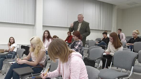 Professor Talk To Students and Show Them Something alt