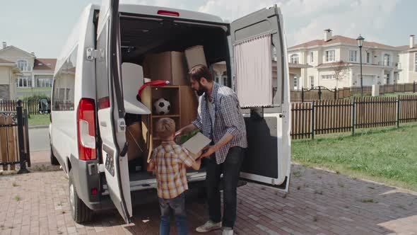 Family Transition to a New Home alt