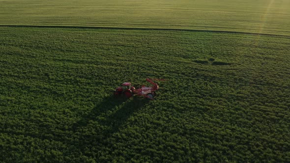 Tractor Shrinks Its Sprayer After Work alt