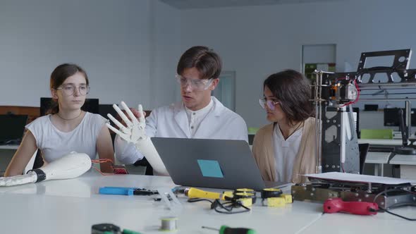 Teacher Explains the Work of 3D Printed Hands alt