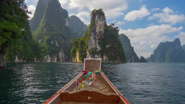 Boat Trip on the Lake Cheow Lan in Khao Sok National Park, Thailand. Famous "Three Sisters" Karst alt