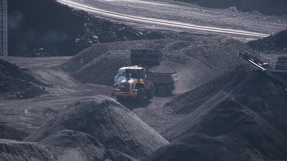 Panorama Loader Loads Coal Into a Truck alt