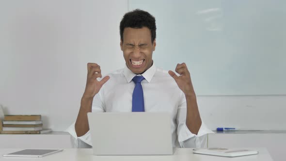 Afro-American Businessman in Anger and Frustration Going Crazy at Work alt