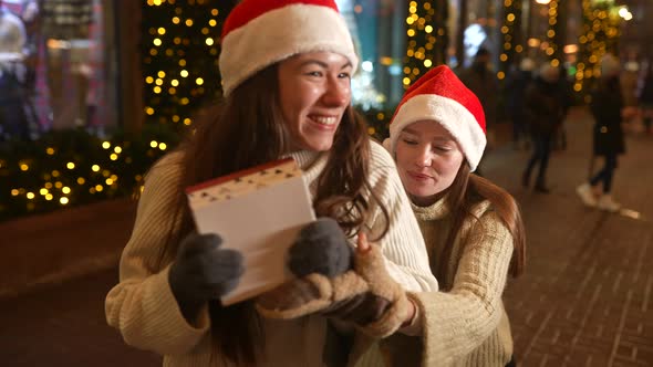 Girls Fight for a Gift on the Street alt