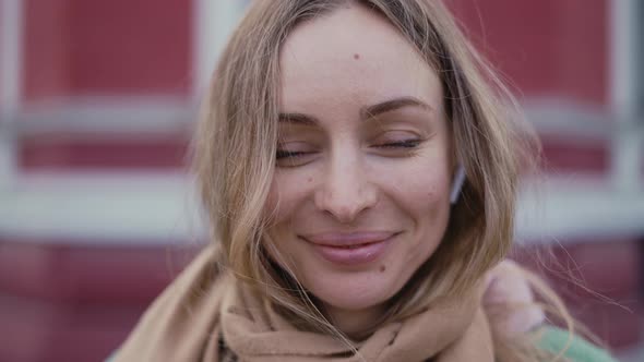 Portrait of Gorgeous Blonde Girl Looking to Camera alt