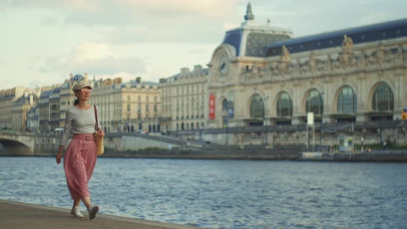 Young woman at the Musee d'Orsay in Paris alt