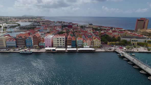 Aerial approach to the waterfront houses in the historical center of Willemstad, Curaçao alt