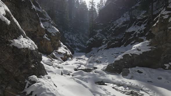 Deep Gorge in Winter alt