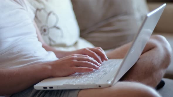 Man Freelancer Working on Laptop at Homeoffice alt