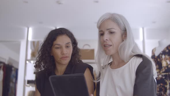 Positive Focused Customer and Shop Assistant Meeting alt