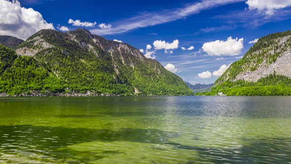 Mountain Lake in Hallstatt on a sunny day in summer, 4k timelapse alt