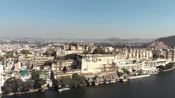 4k aerial footage of the lakeside city of Udaipur, India. alt