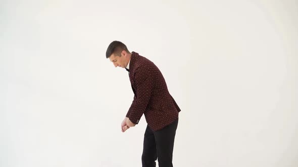 showman in a suit with a funny jacket is depicting a man who plays golf on a white background alt