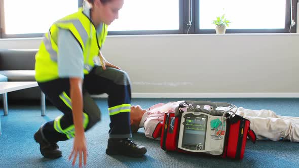 Aid woman trying to reanimate a patient alt