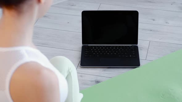 Online Yoga Class Fitness Lesson Woman Laptop alt