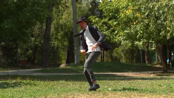 Man dancing in the park, slow motion alt