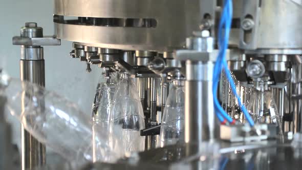 Plant for the Production of Mineral Water. Water Bottling in Plastic White alt