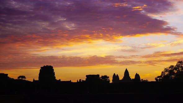 Sunrise time lapse at Angkor Wat main facade silhouette, World famous temple in Cambodia alt