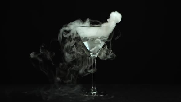 Drink in Glass of Martinis with the Effect of Dry Ice alt