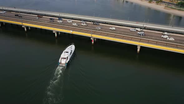 Super yacht passes under Sundale Brige on Queenslands Gold Coast alt