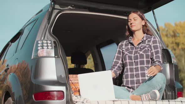 Online Business, Remote Learning, Wi-fi Technology, Woman Traveler alt