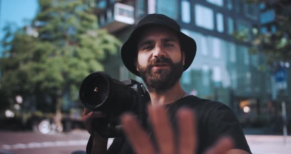 Photographer directs model  on set alt