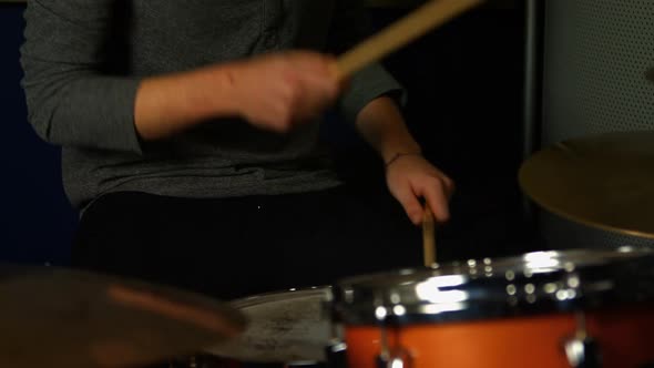 Man playing a drums alt