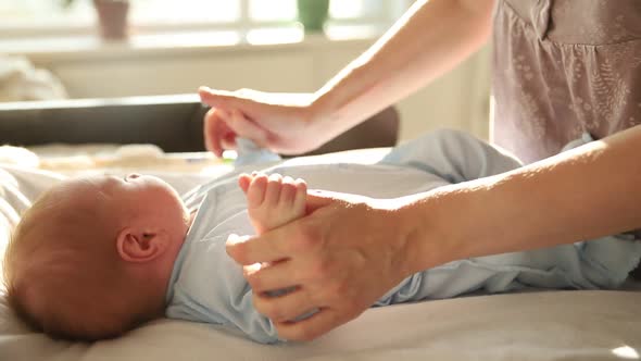 Doing Exercises for a Newborn Baby's Hands alt