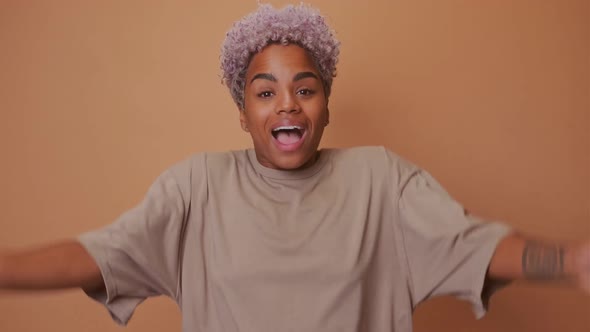 Scared African Woman in Panic Gesturing Complaining and Looking Annoyed alt