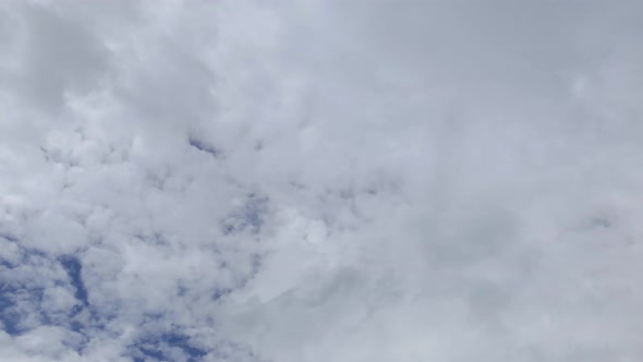 Time lapse shot of blue sky with fast white clouds inement during summer day alt