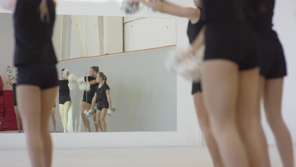 Slowmo of Girls Rehearsing Cheerleading Routine alt