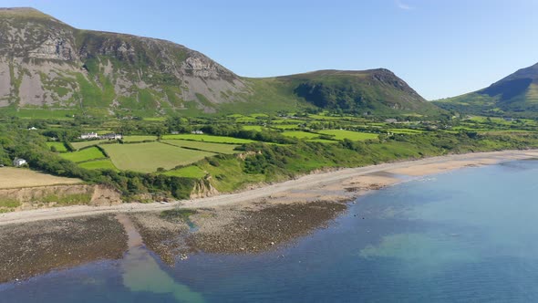 Bright Blue Sea Sea With Lush Field And Rough Coast In Llyn Peninsula, Wales, UK - Wide Shot alt