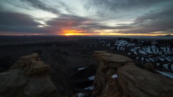 Time lapse as the sun peaks over the horizon lighting up the Utah desert alt