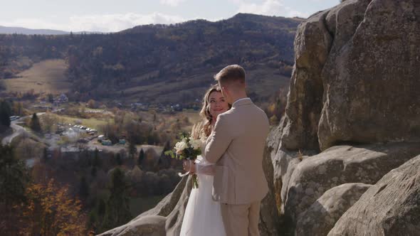 Wedding Couple in Mountain Rock alt