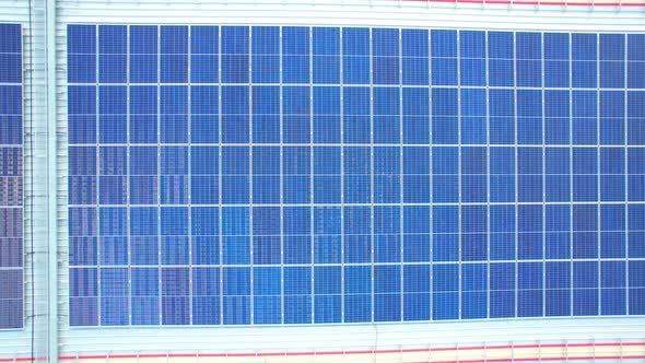 Aerial view of the solar panels on the roof of a shopping mall alt