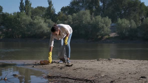 Volunteers clean garbage in nature.  alt