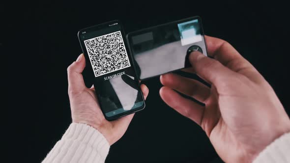 Using Portable Cold Crypto Wallet to Scan QR Code on Smartphone for Transaction alt