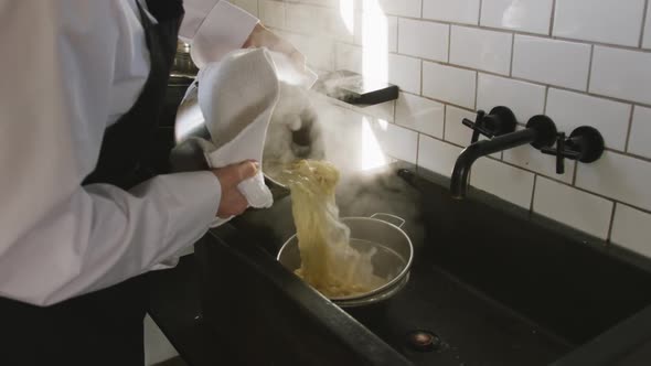Chef wringing the pasta alt