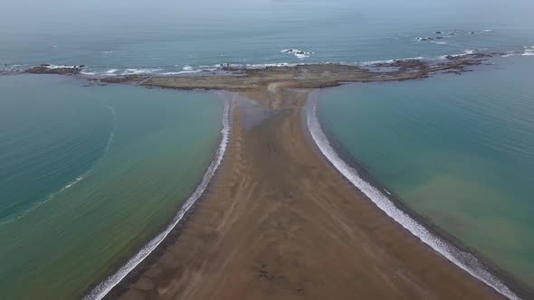 Drone shot flying over Whale Tail Beach in Ballena Marine national park alt