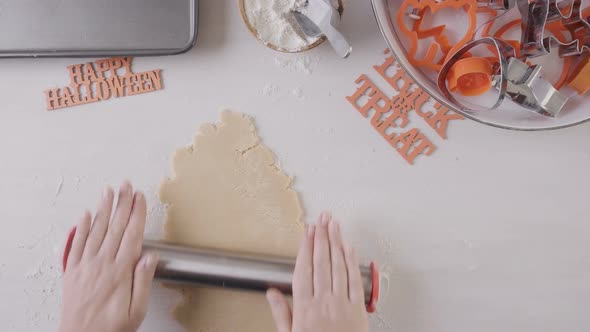 Time lapse. Step by step. Mother and daughter making Halloween sugar cookies. alt