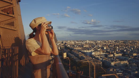 Young girl of the city at sunset alt